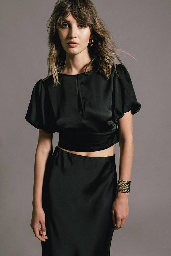 Top crop con maniche a palloncino e fiocco sul retro