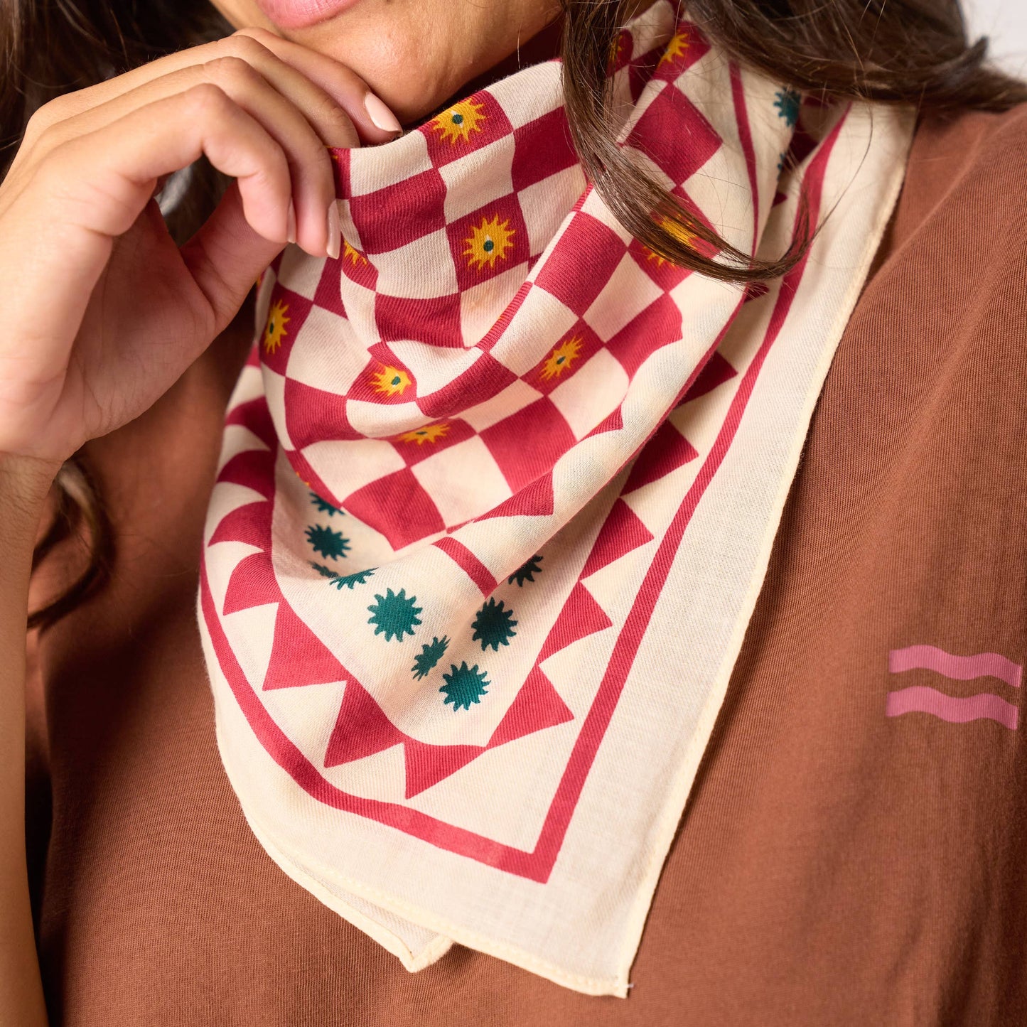 Foulard piccolo in cotone biologico con stampa grafica ecru