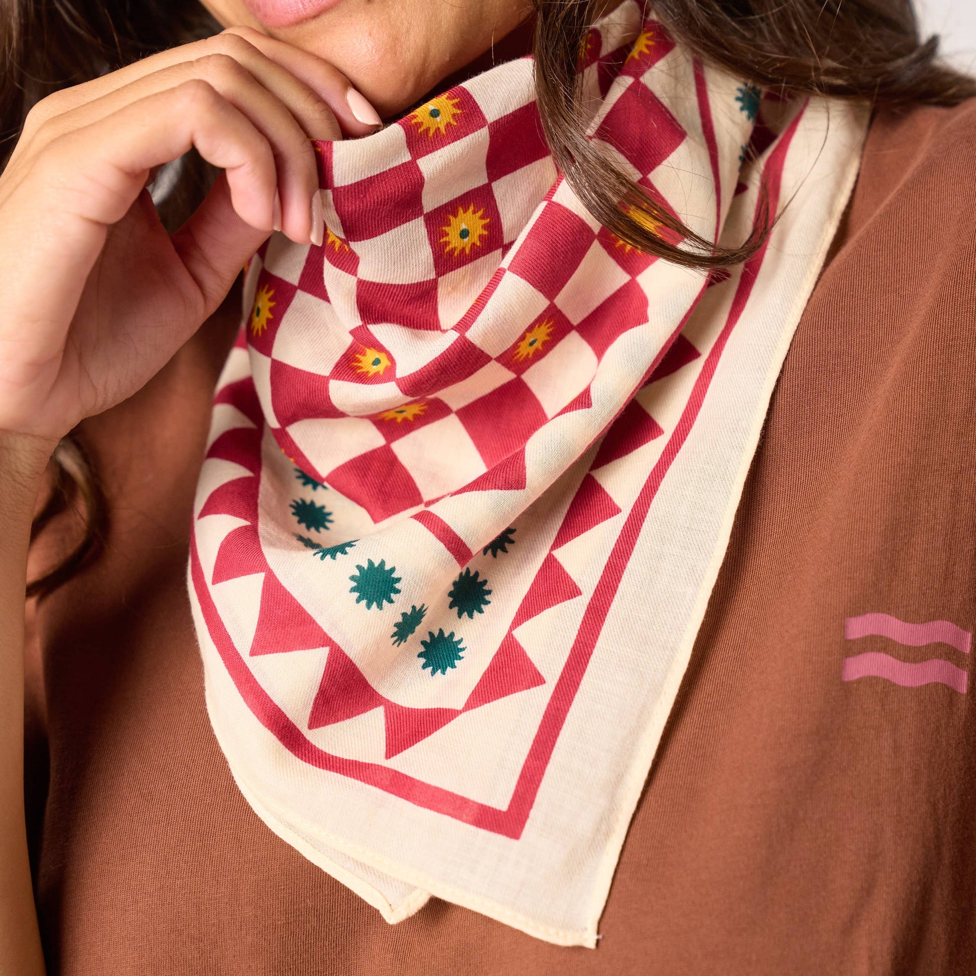 Foulard piccolo in cotone biologico con stampa grafica ecru