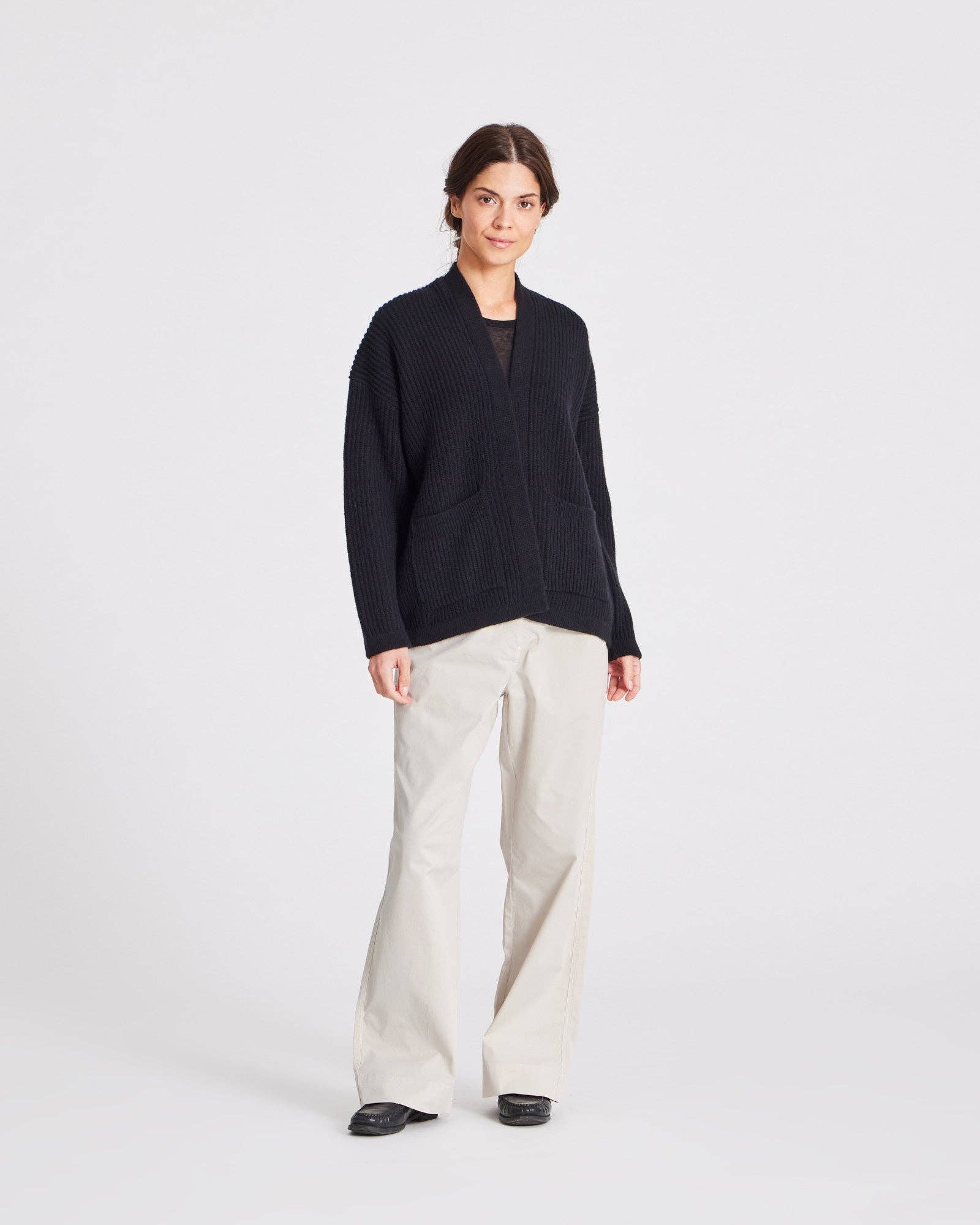 Cardigan Mette in lana d’agnello biologica nero