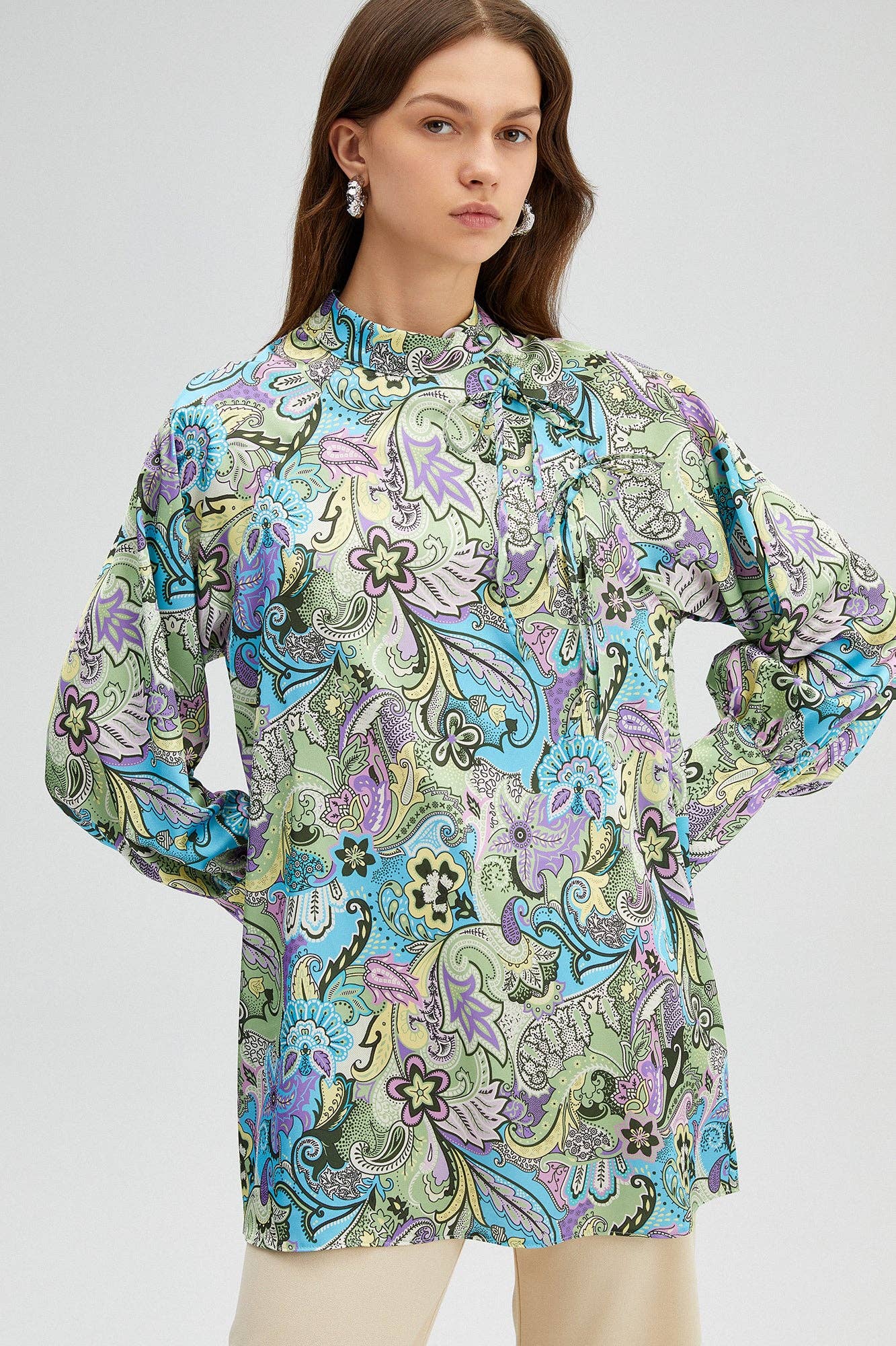 Tunica multicolor con stampa geometrica e collo alla coreana