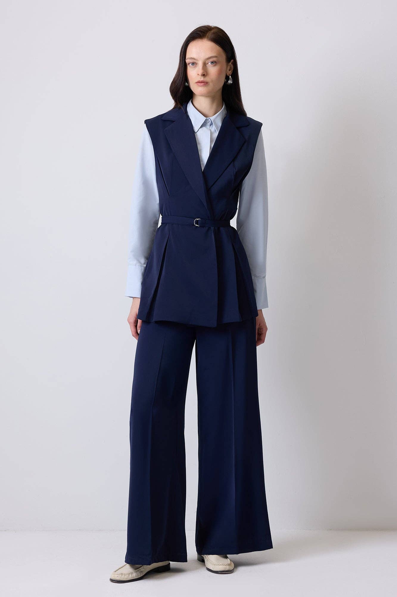 Completo con gilet doppiopetto e pantaloni a pieghe blu navy