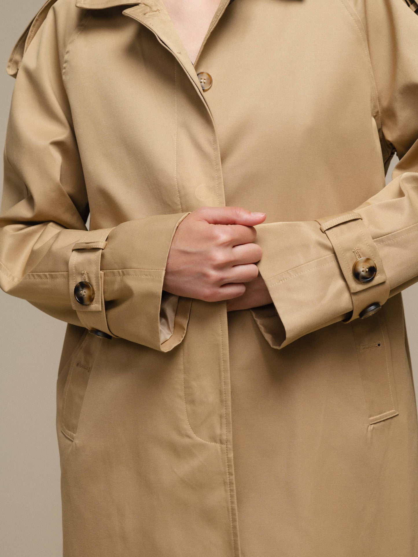 Cappotto trench donna elegante con bottoni