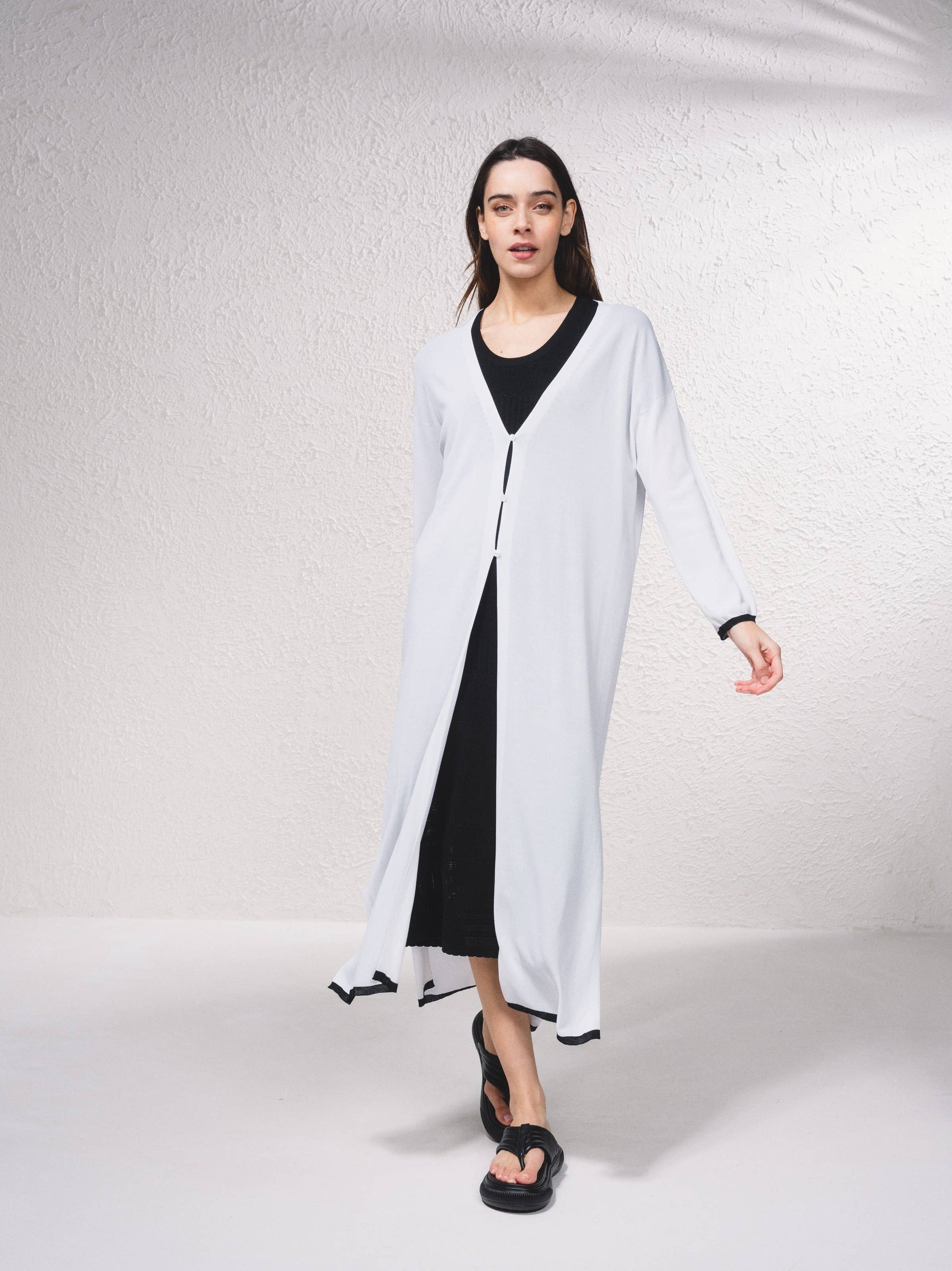Cappotto lungo in maglia fine con scollo a V