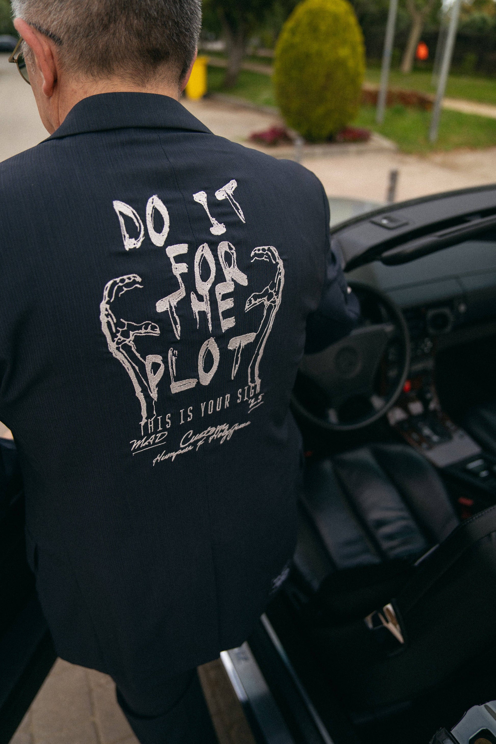 Completo sartoriale ricamato con giacca e pantaloni