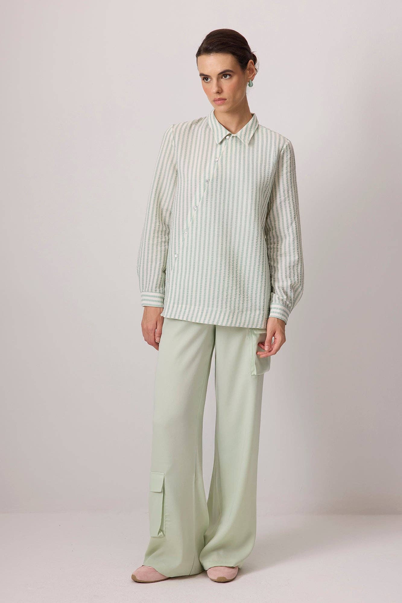 Camicia seersucker a righe con bottoni asimmetrici menta e bianco