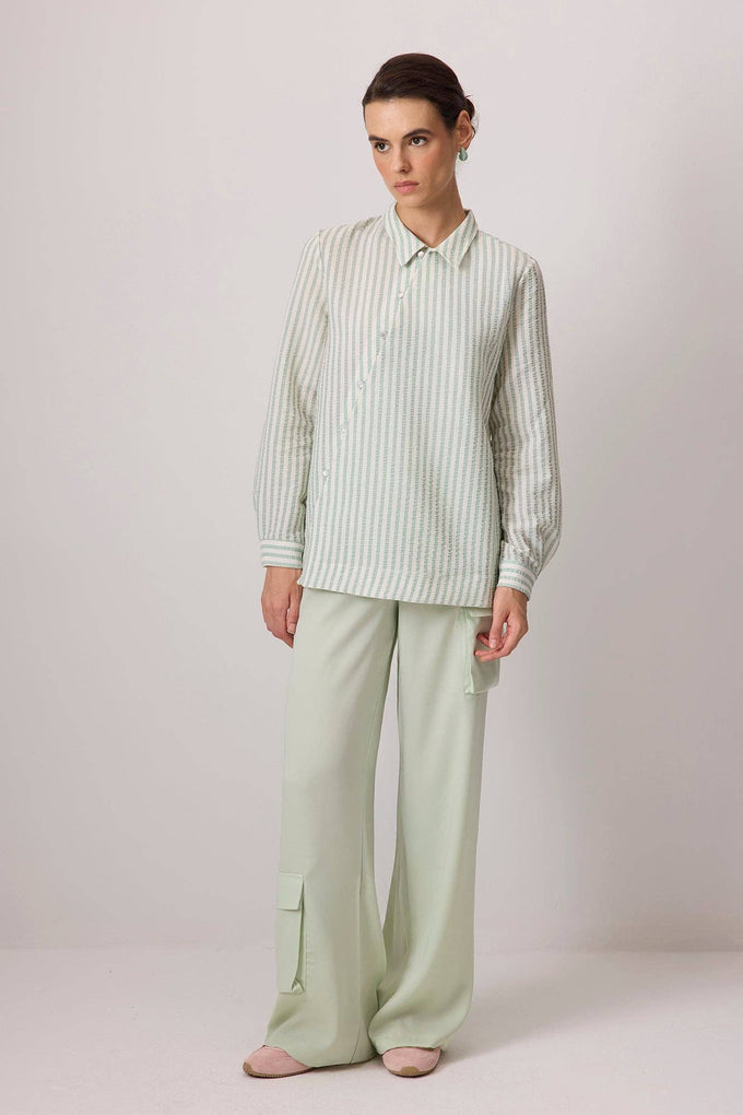 Camicia seersucker a righe con bottoni asimmetrici menta e bianco