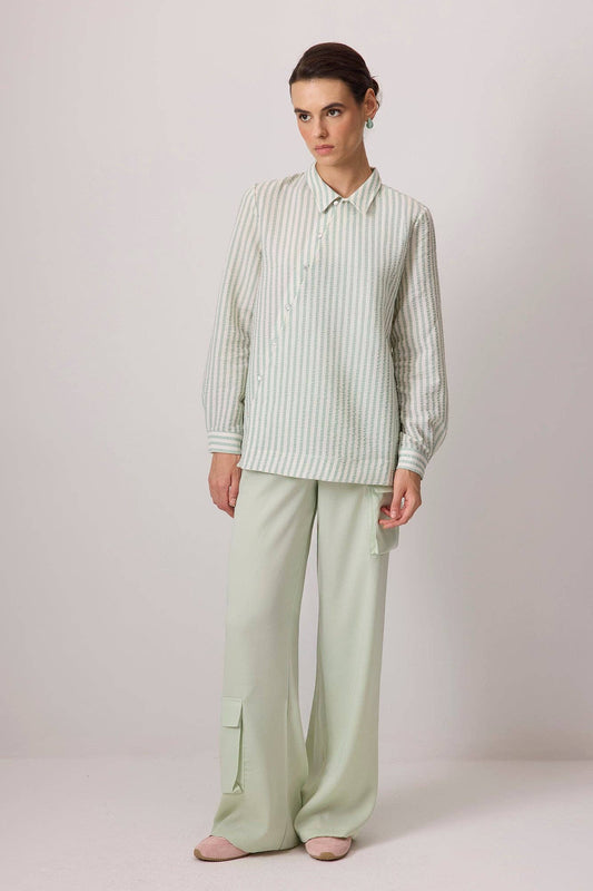 Camicia seersucker a righe con bottoni asimmetrici menta e bianco