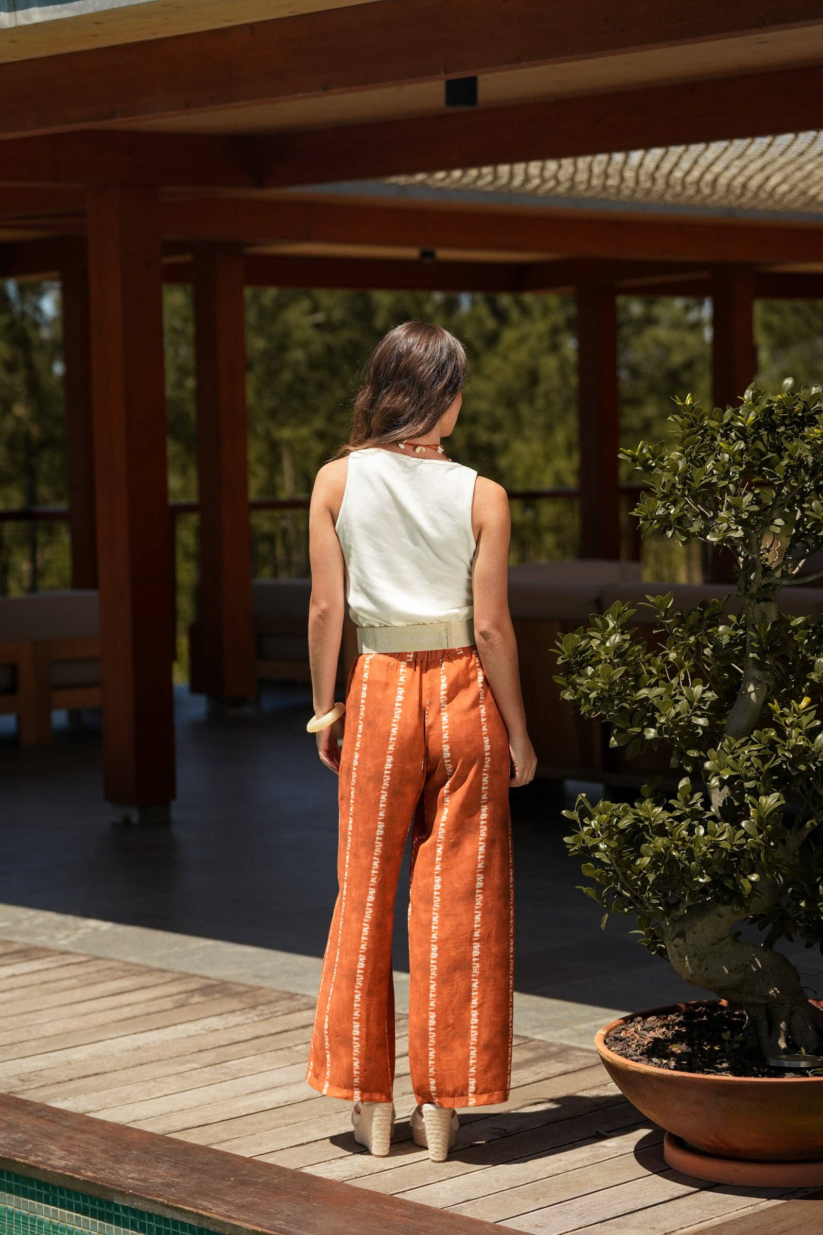 Top bianco con scollo a goccia