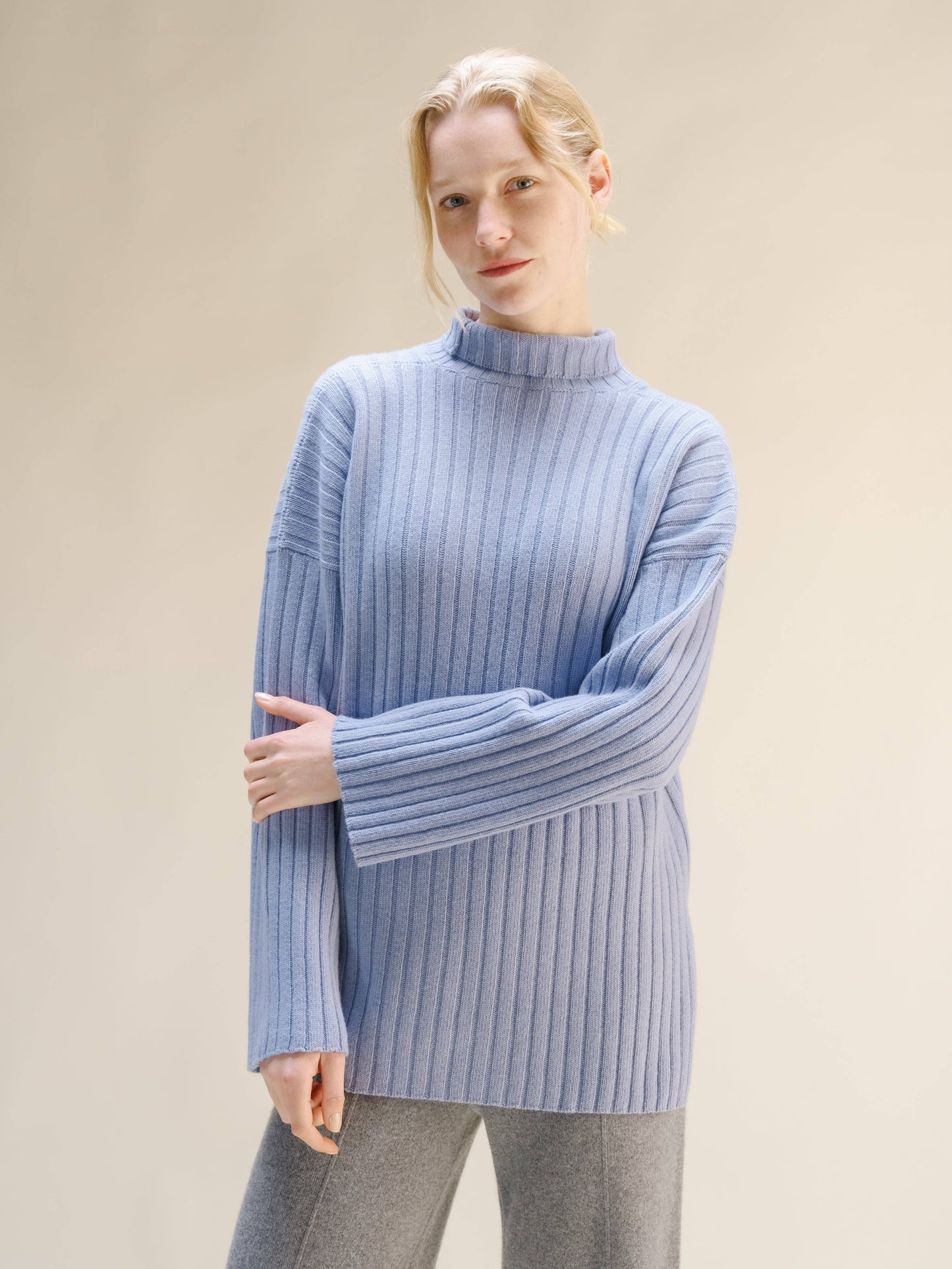 Maglione dolcevita oversize a coste in misto cashmere con spacchi laterali