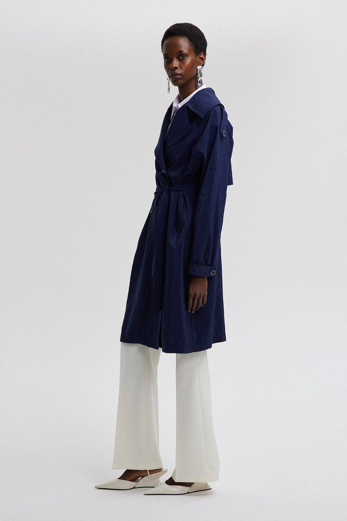 Trench coat rilassato con cintura effetto cupro blu navy