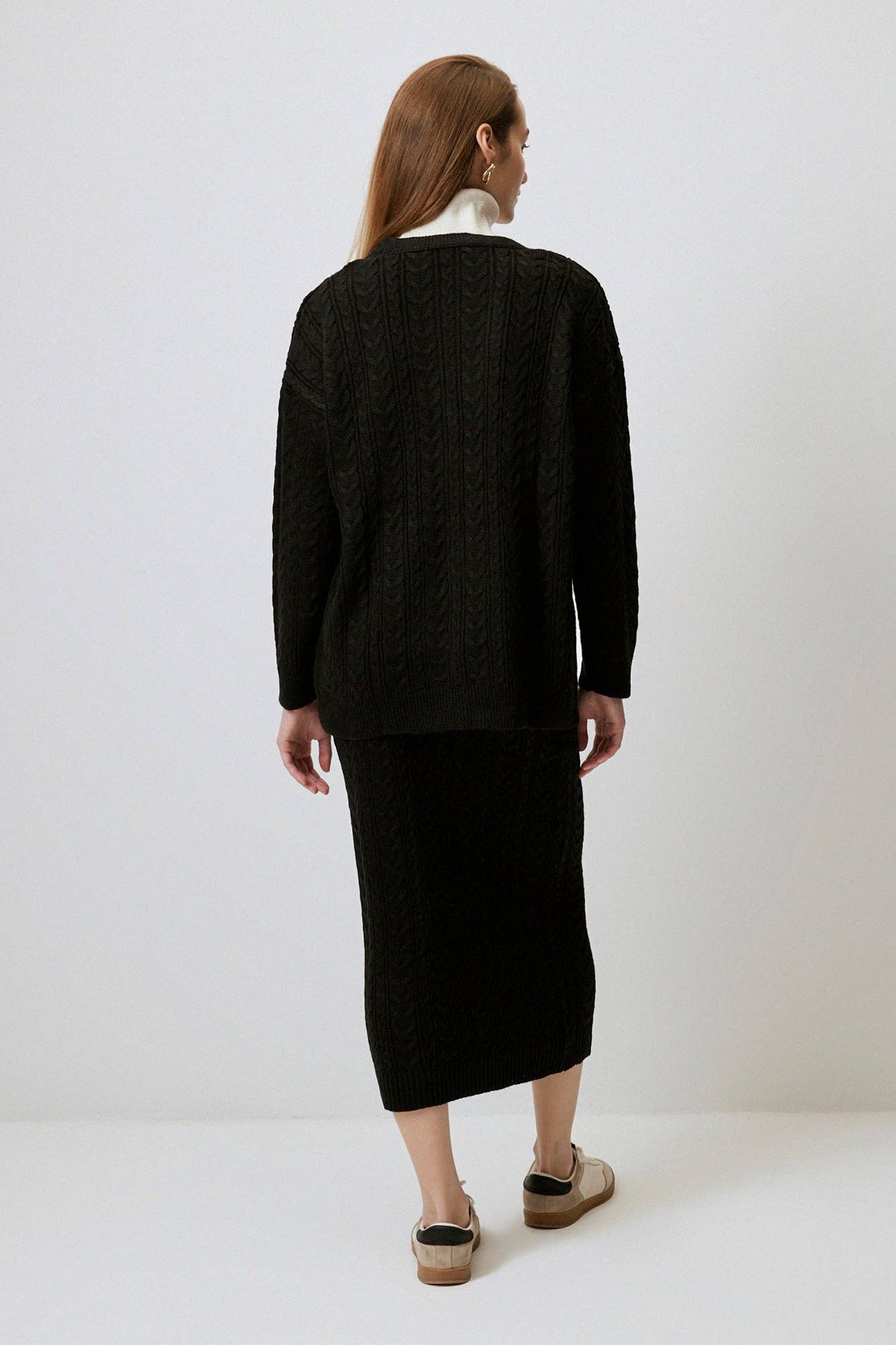 Set cardigan e gonna midi a trecce in maglia nera