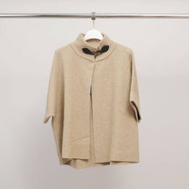 Cardigan smanicato con collo alto e fibbia decorativa
