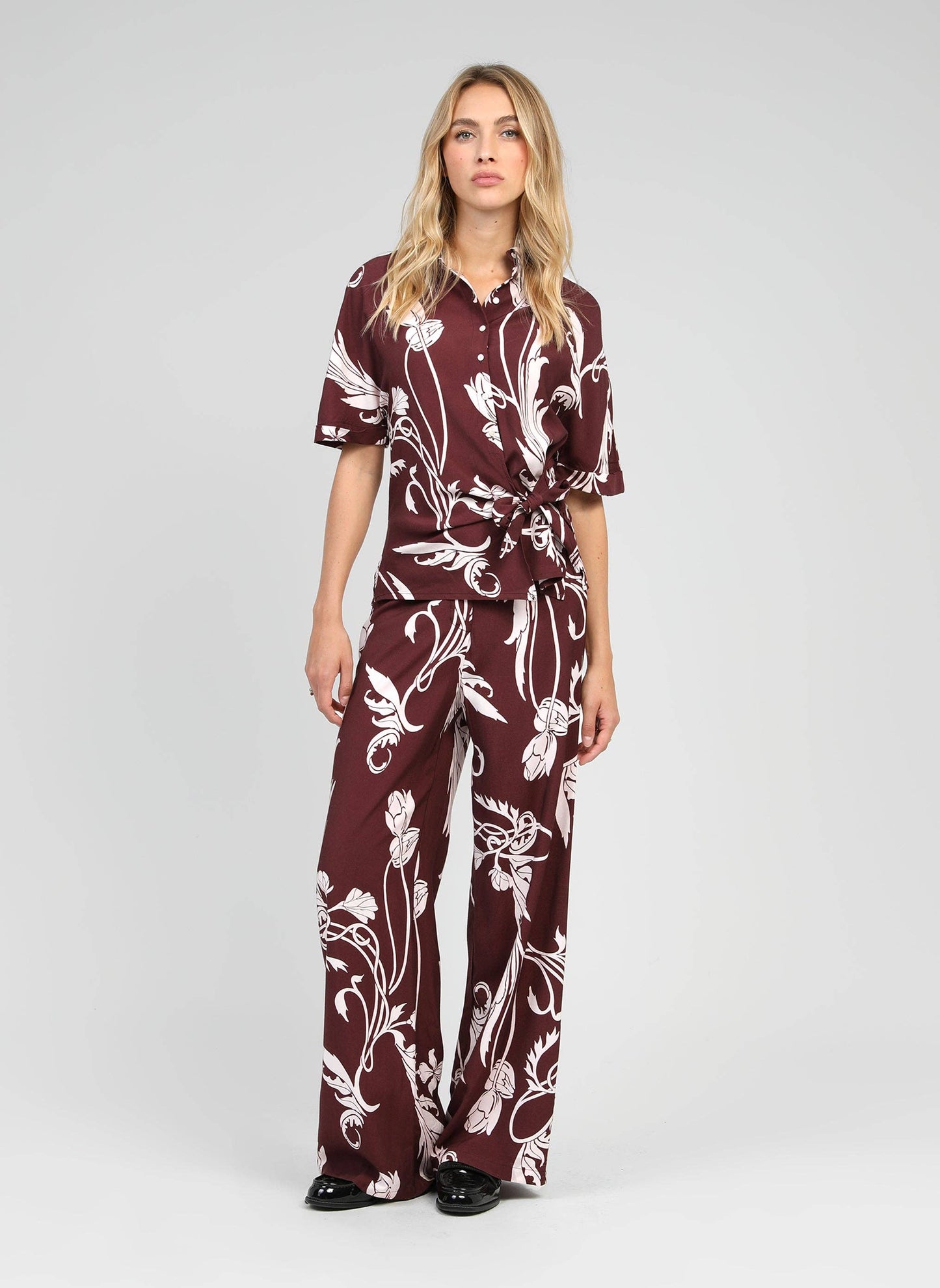 Camicia Kavy bordeaux a stampa floreale con nodo laterale