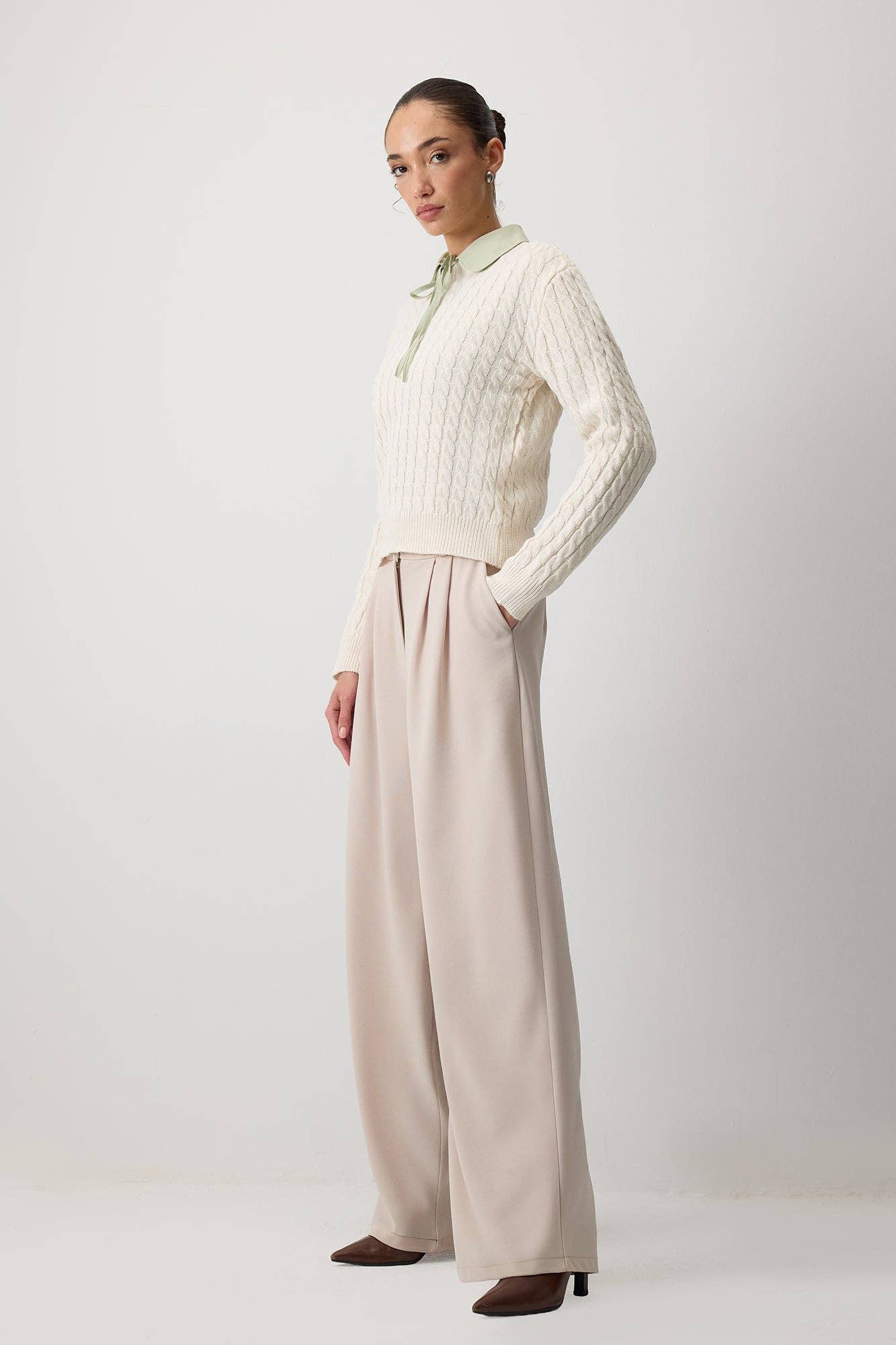 Maglione in maglia a trecce ecrù con colletto