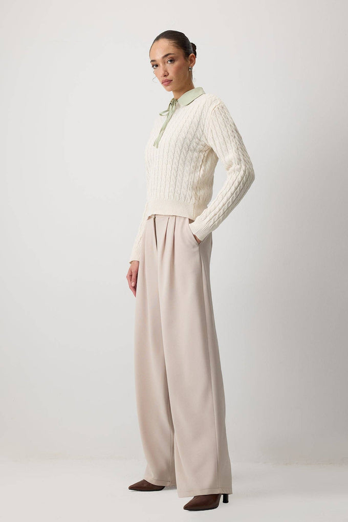 Maglione in maglia a trecce ecrù con colletto