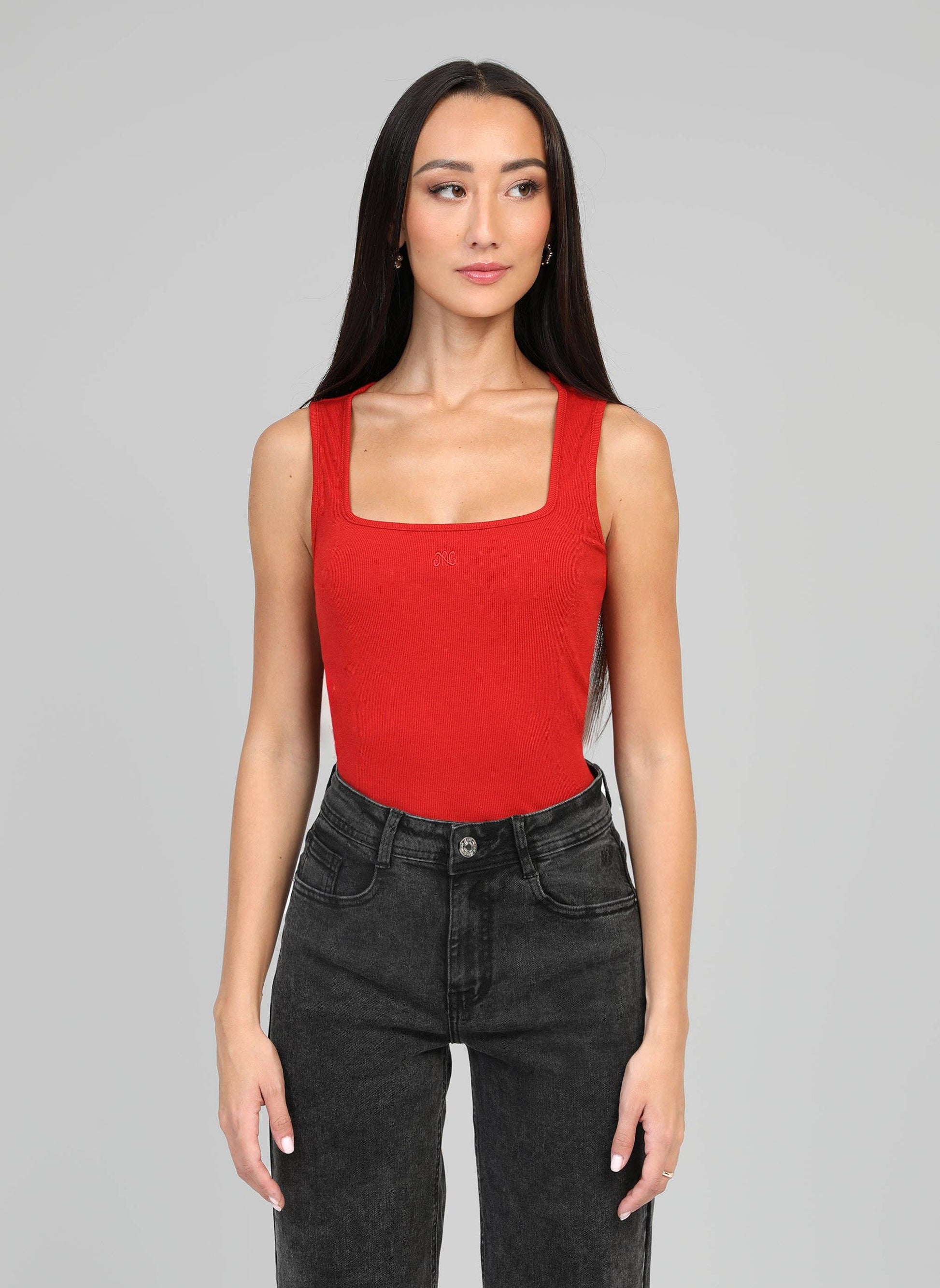 Top a coste rosso con scollo quadrato