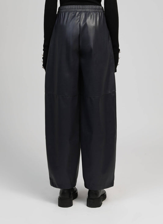 Pantaloni in similpelle blu marino a gamba ampia