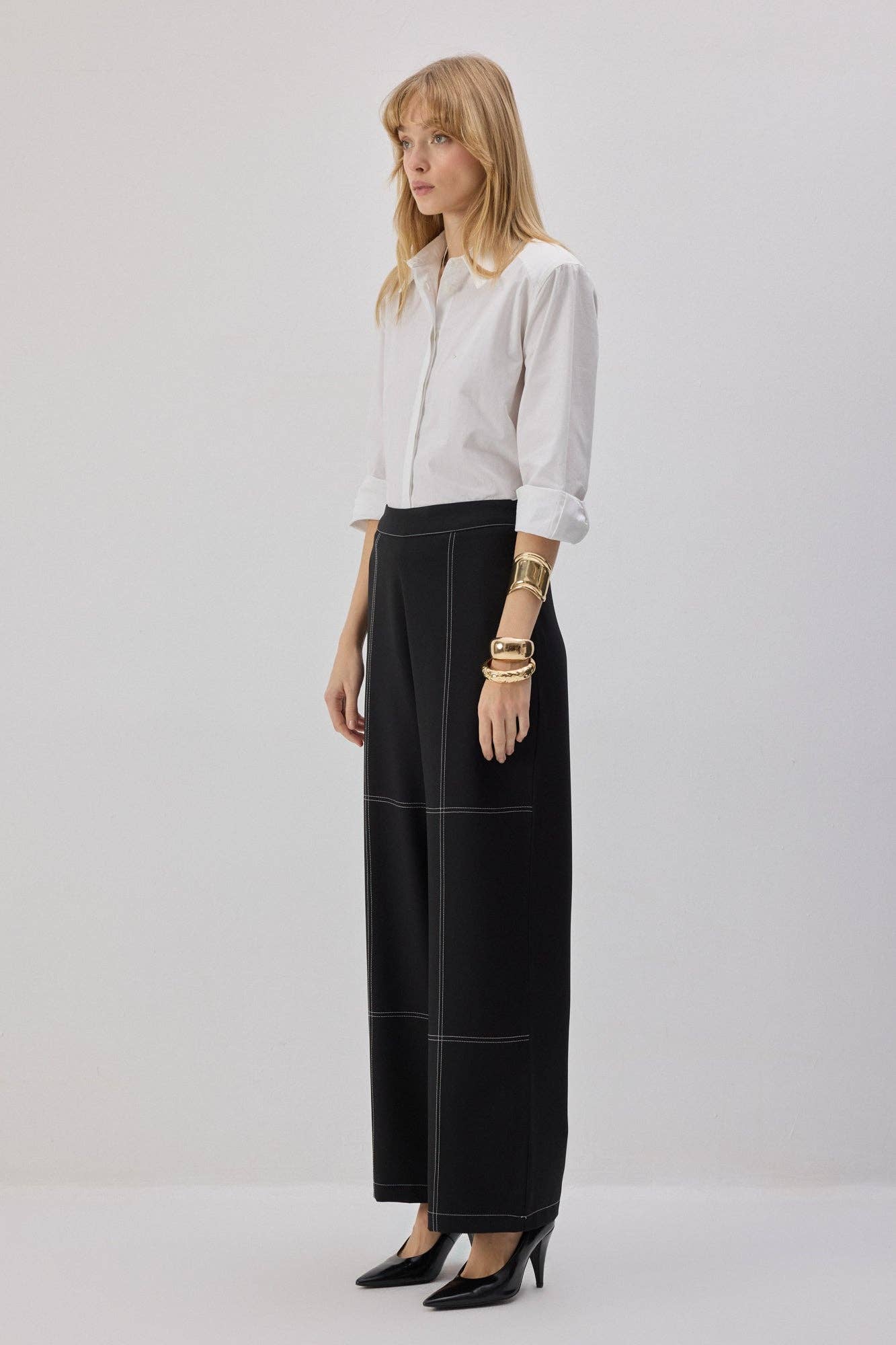 Pantaloni neri con cuciture a contrasto