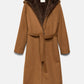 Cappotto con cappuccio in pelliccia sintetica e cintura