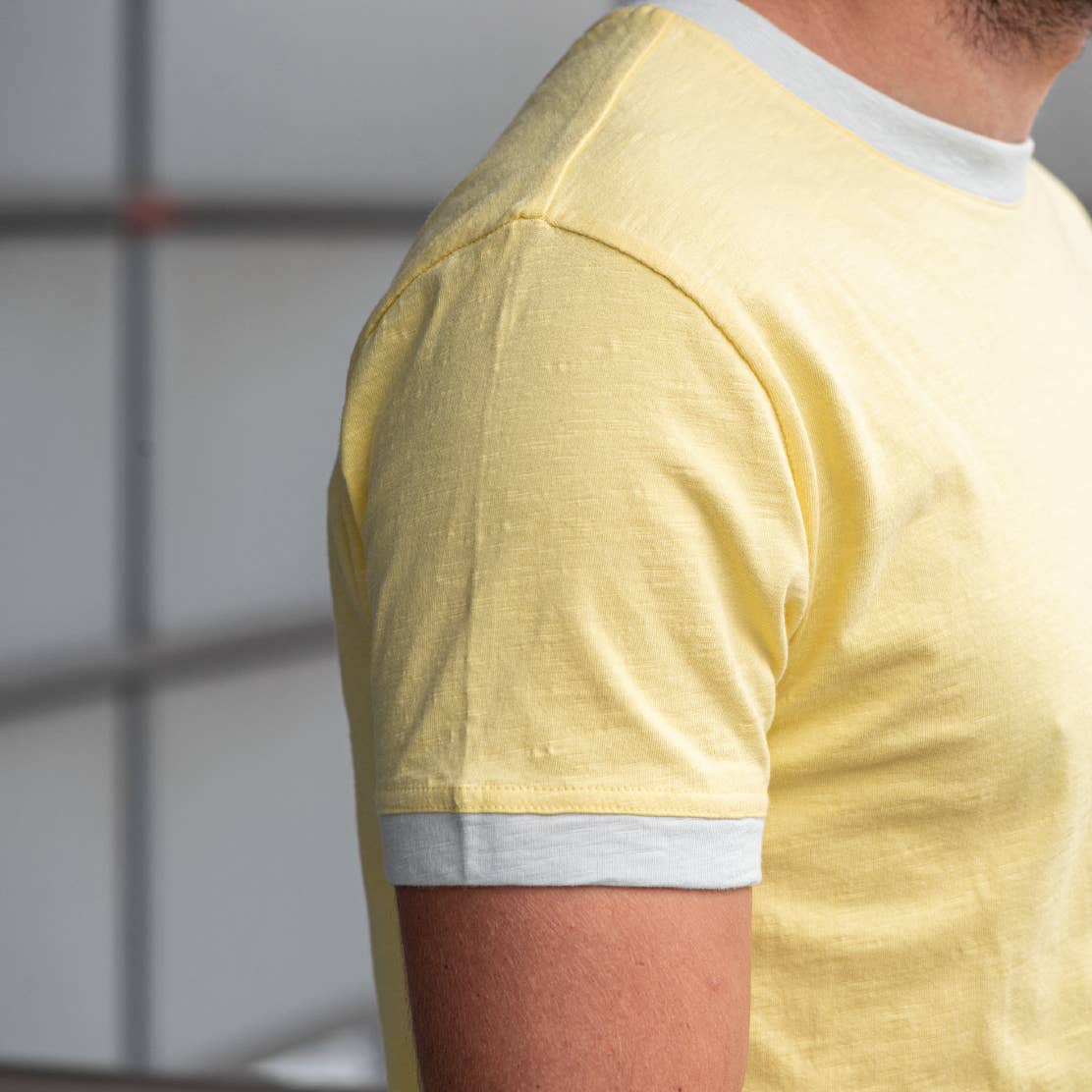 T-shirt in cotone biologico giallo slub con profili a contrasto