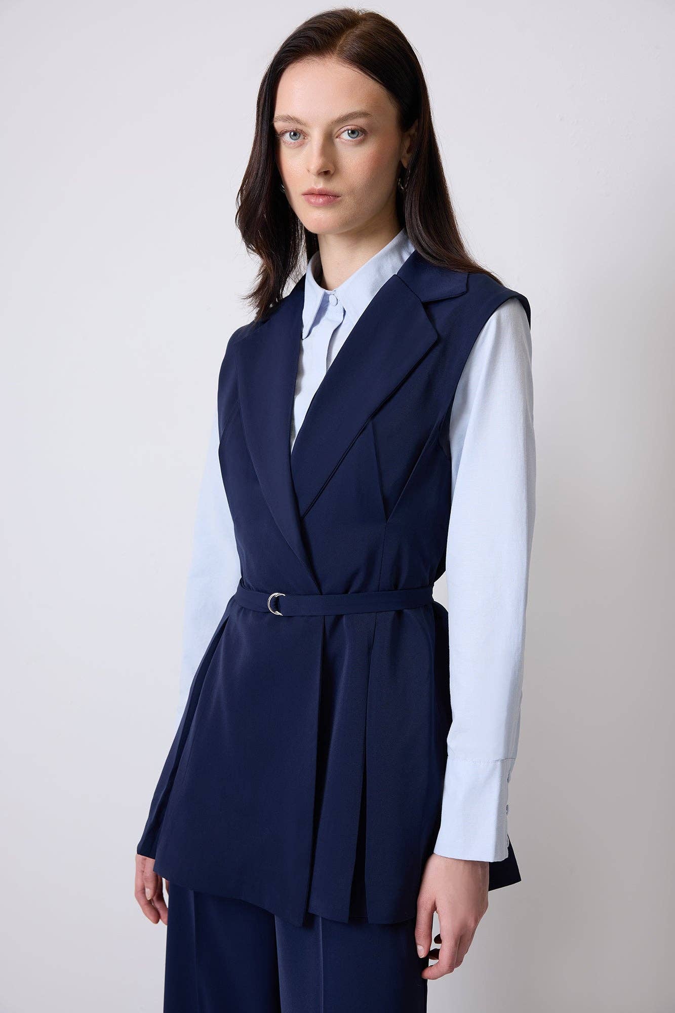 Completo con gilet doppiopetto e pantaloni a pieghe blu navy