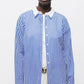 Camicia a righe blu con colletto e polsini a contrasto