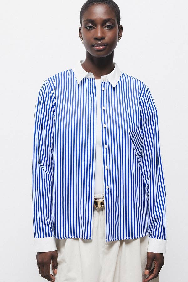 Camicia a righe blu con colletto e polsini a contrasto