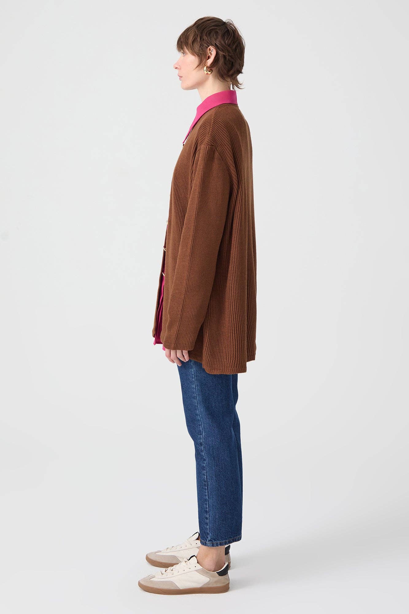 Cardigan lungo marrone con bottoni dorati