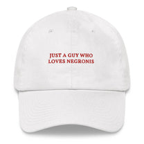 Cappellino dad hat ricamato “Just a Guy Who Loves Negronis”