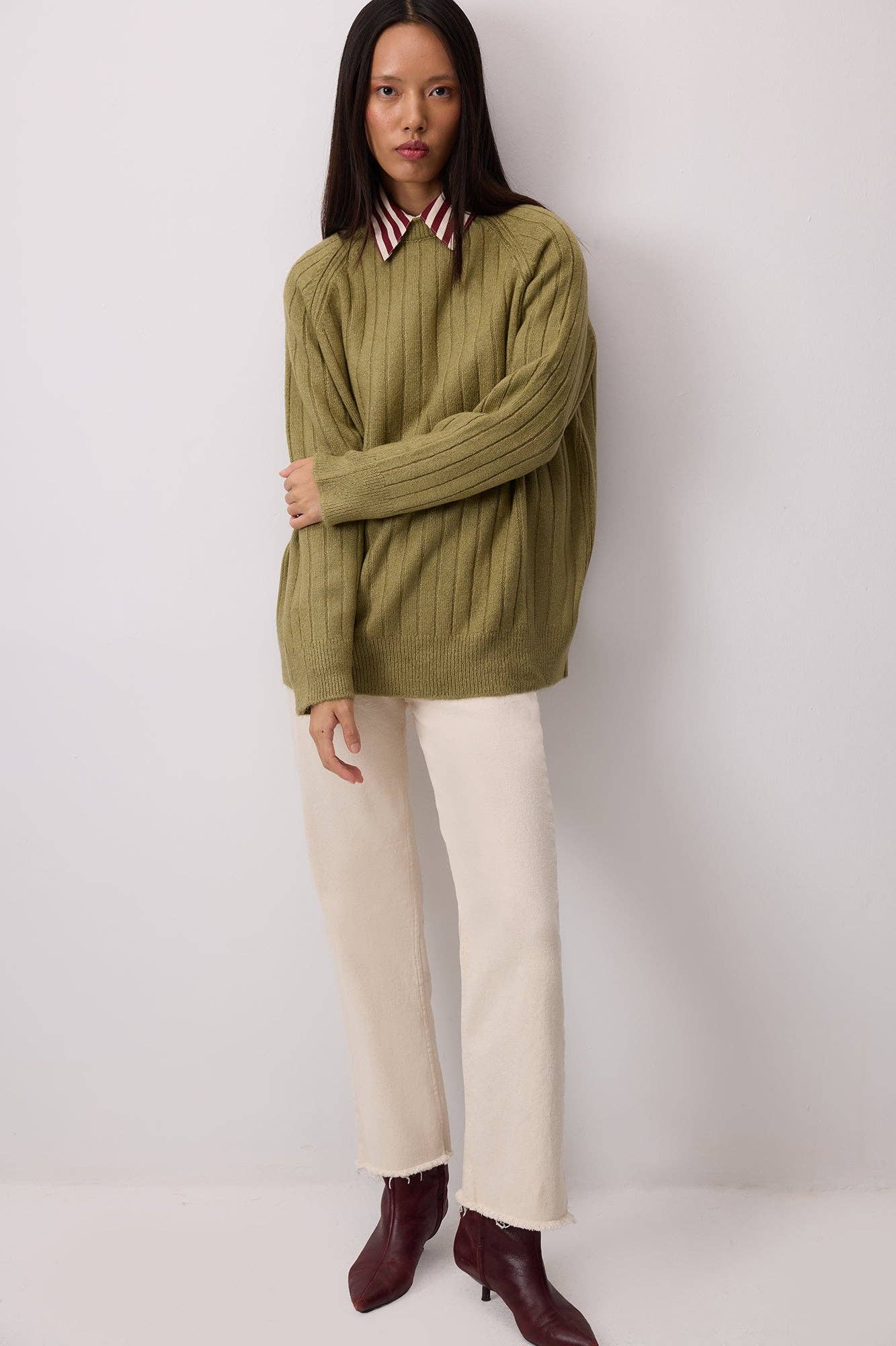 Maglione a coste verde con girocollo