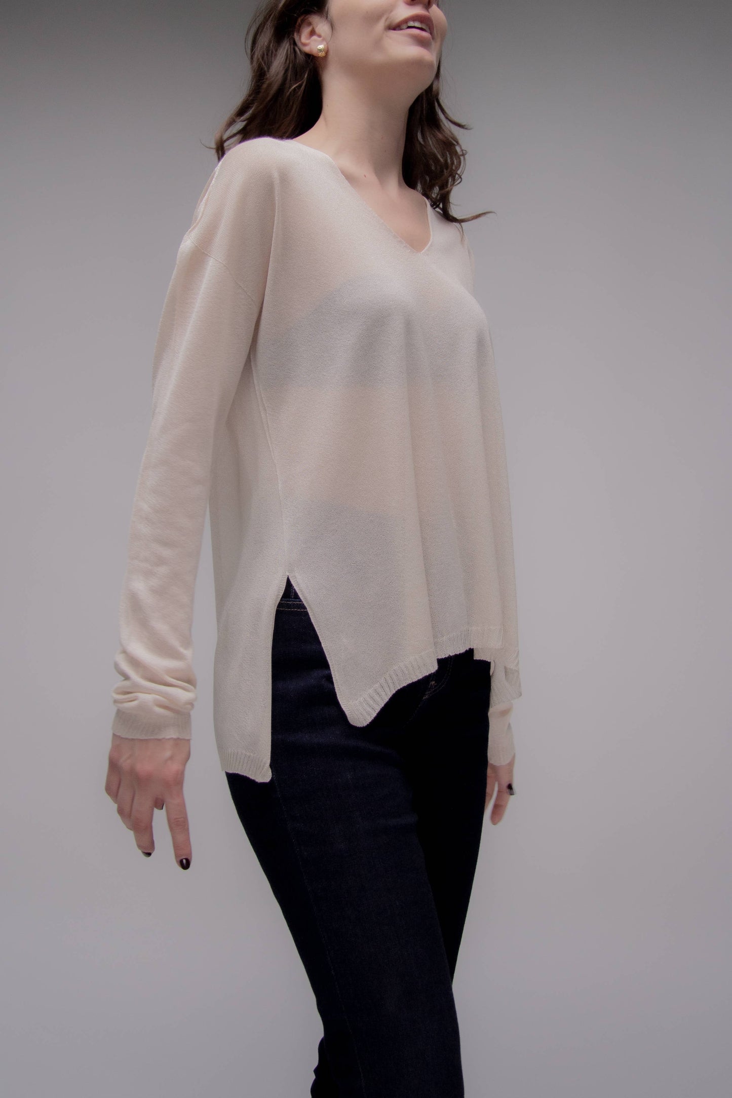 Maglione corto in maglia 3D con scollo a V asimmetrico e spacchi laterali