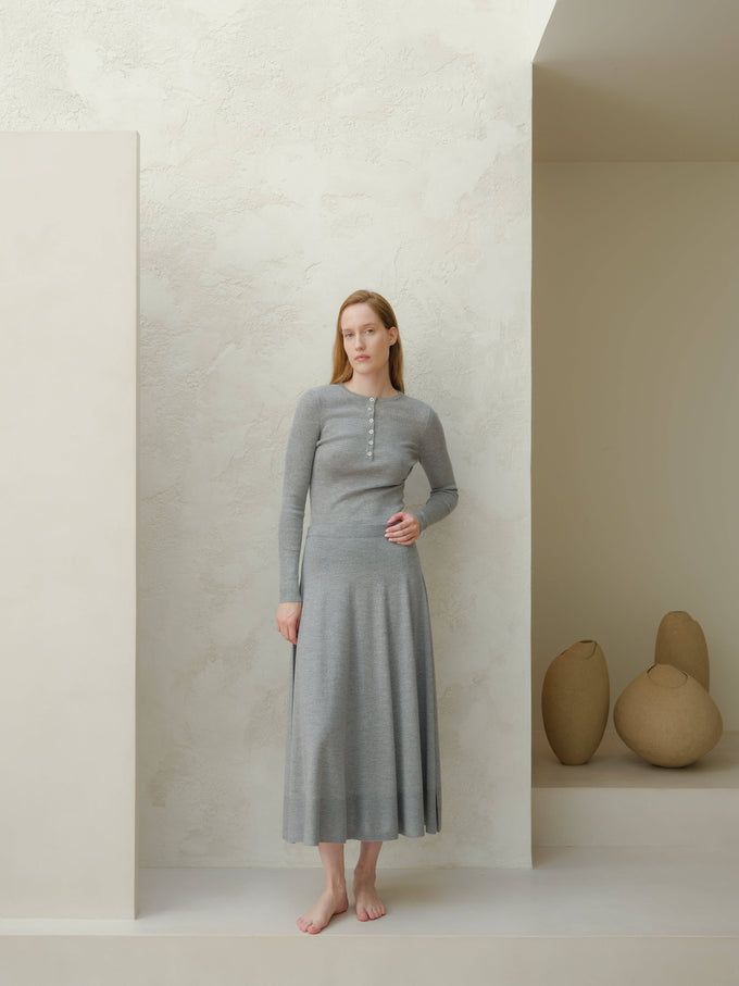 Maglione a costine in lana merino extra fine con bottoni