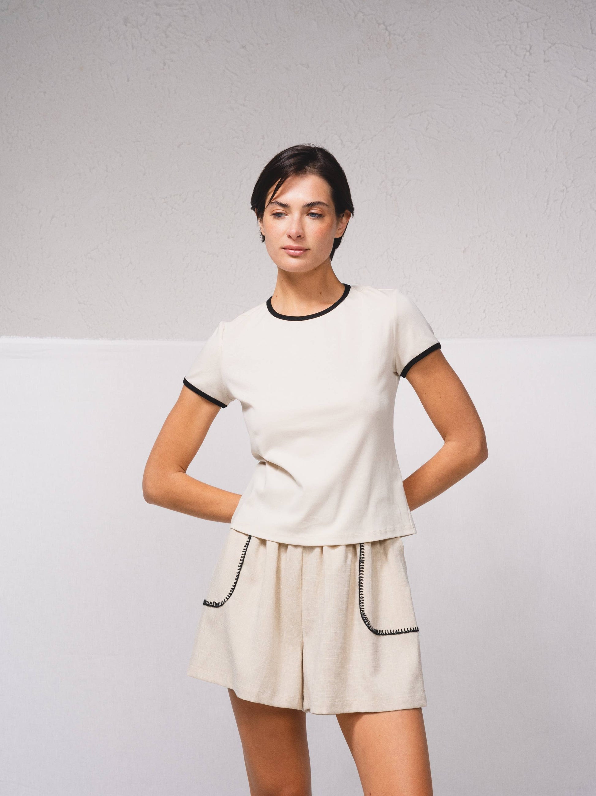 T-shirt bicolor con bordi a contrasto