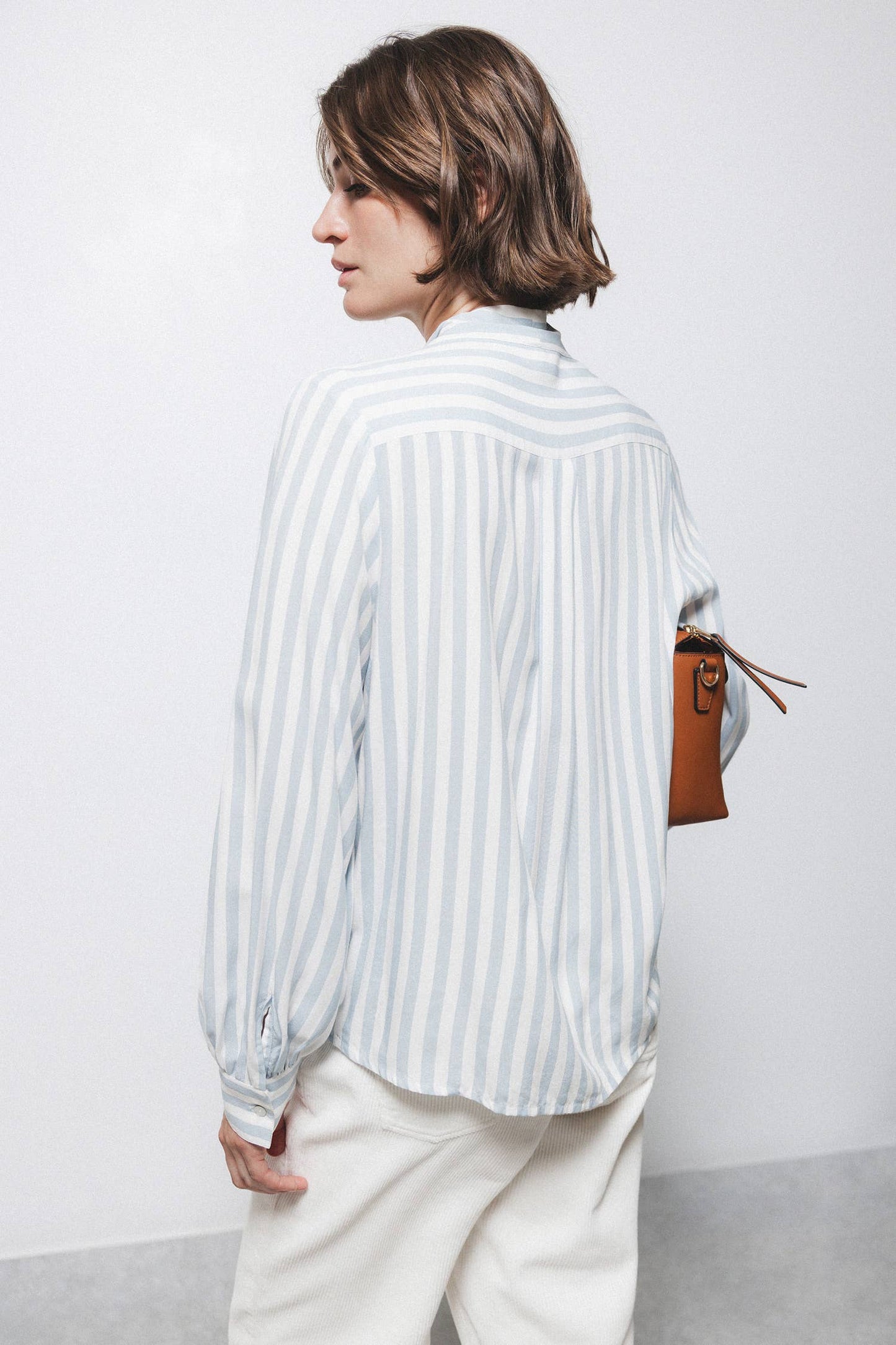 Camicia a righe con fiocco al collo