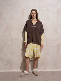 Cappa in maglia con fibbia decorativa