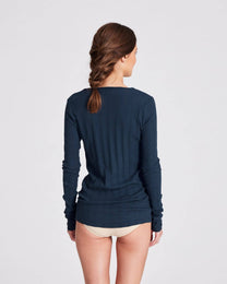 Top Thyra a maniche lunghe in cotone biologico a costine blu denim