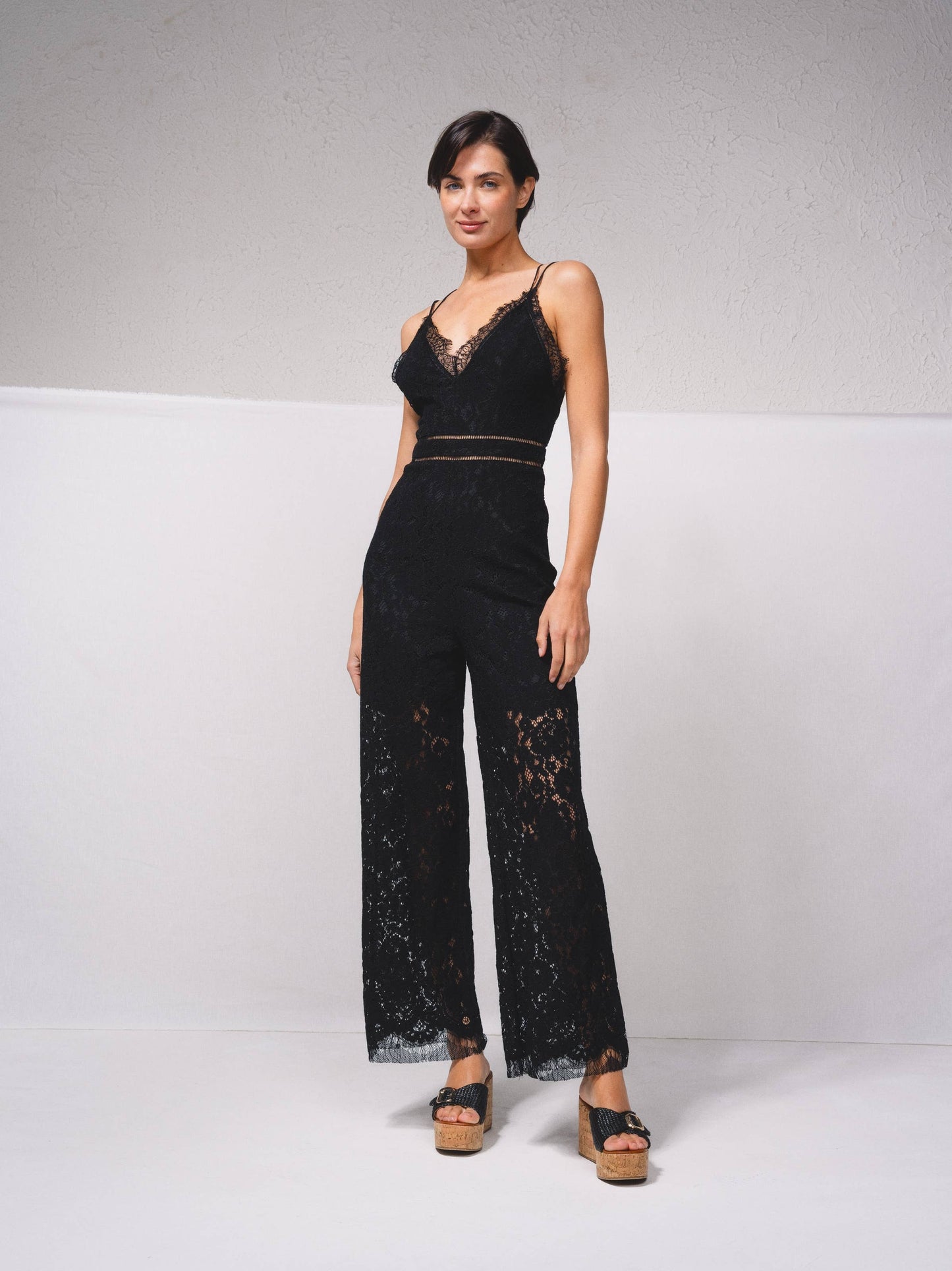 Tuta intera in pizzo con scollo a V e spalline incrociate