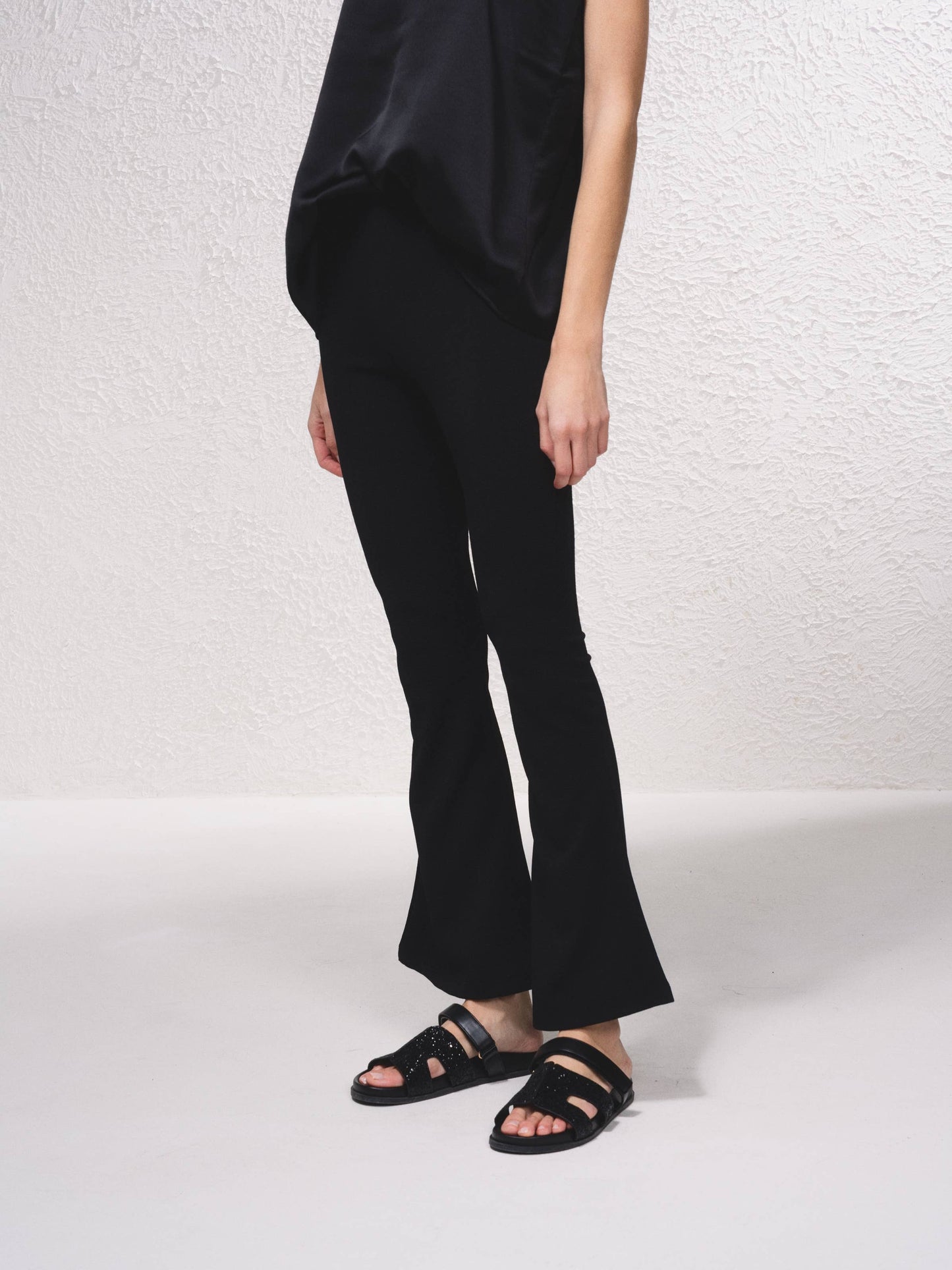 Pantaloni a zampa in rete con vita elasticizzata