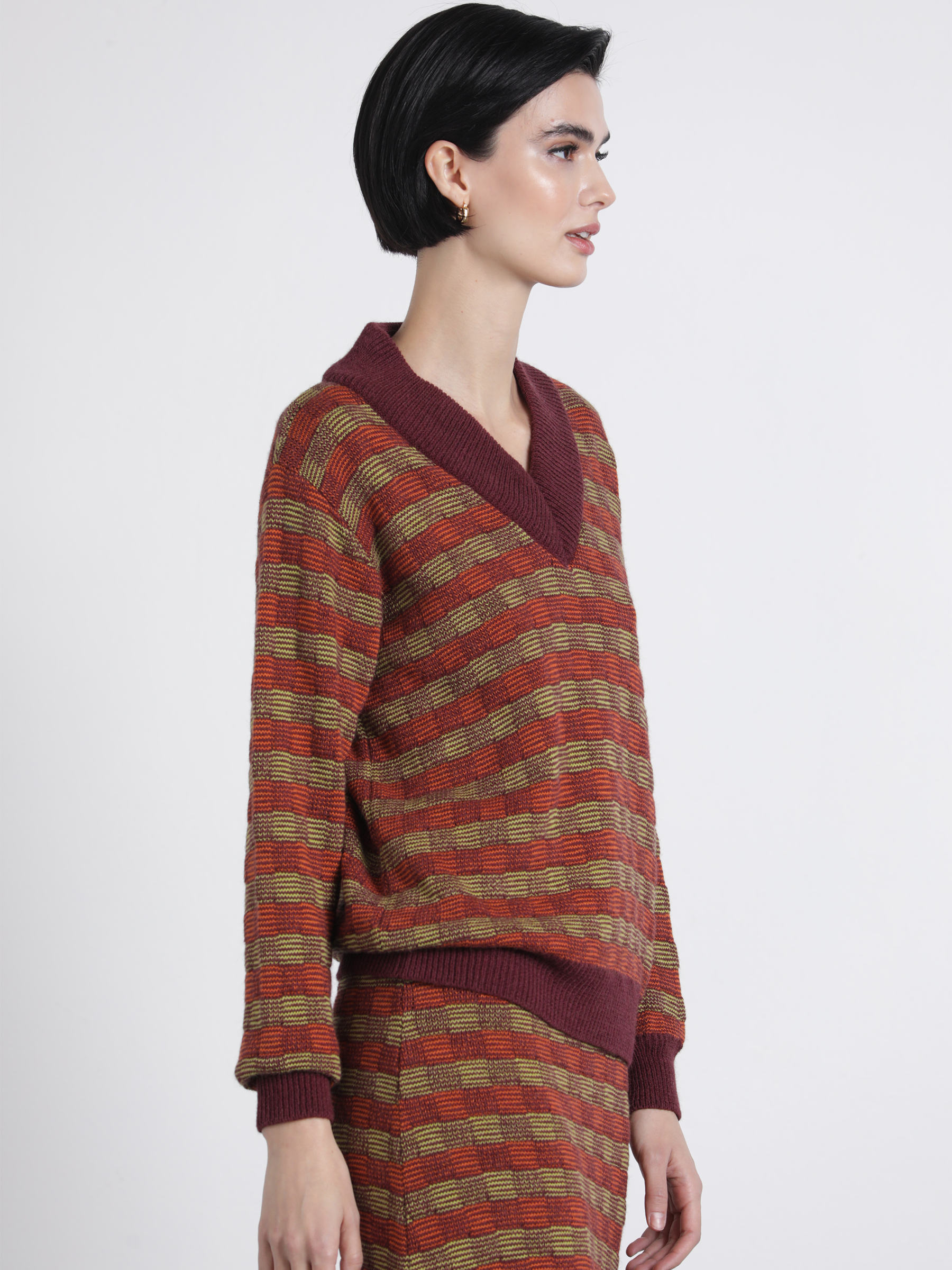 Set maglia in maglia con scollo a V e gonna midi coordinata