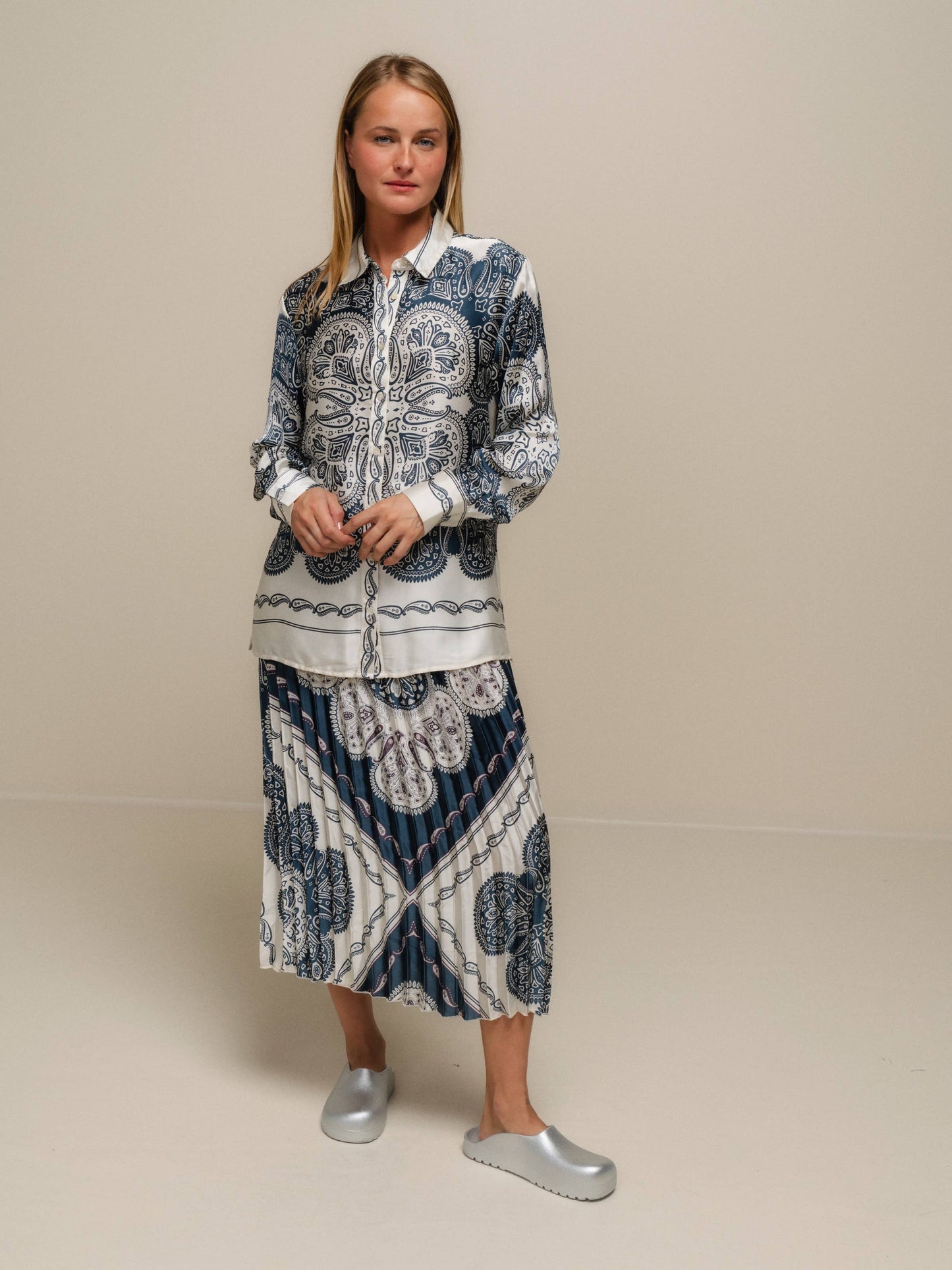 Blusa in raso stampata a taglio dritto