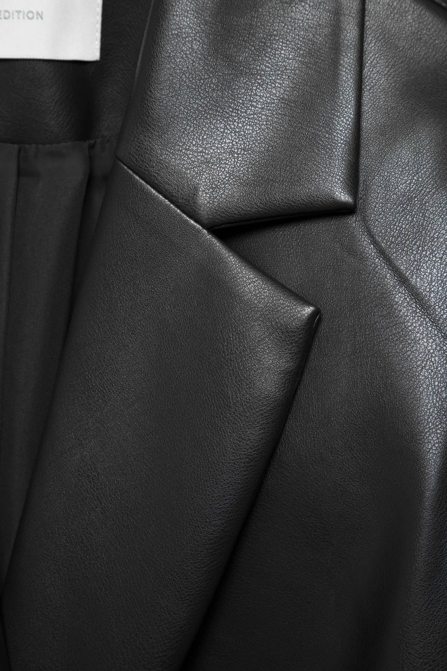 Cappotto in ecopelle con cintura