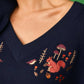 Maglia blu scollo a V con ricamo bosco