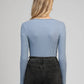 Top a maniche lunghe con scollo quadrato celeste