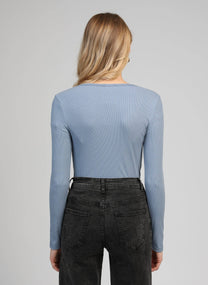 Top a maniche lunghe con scollo quadrato celeste