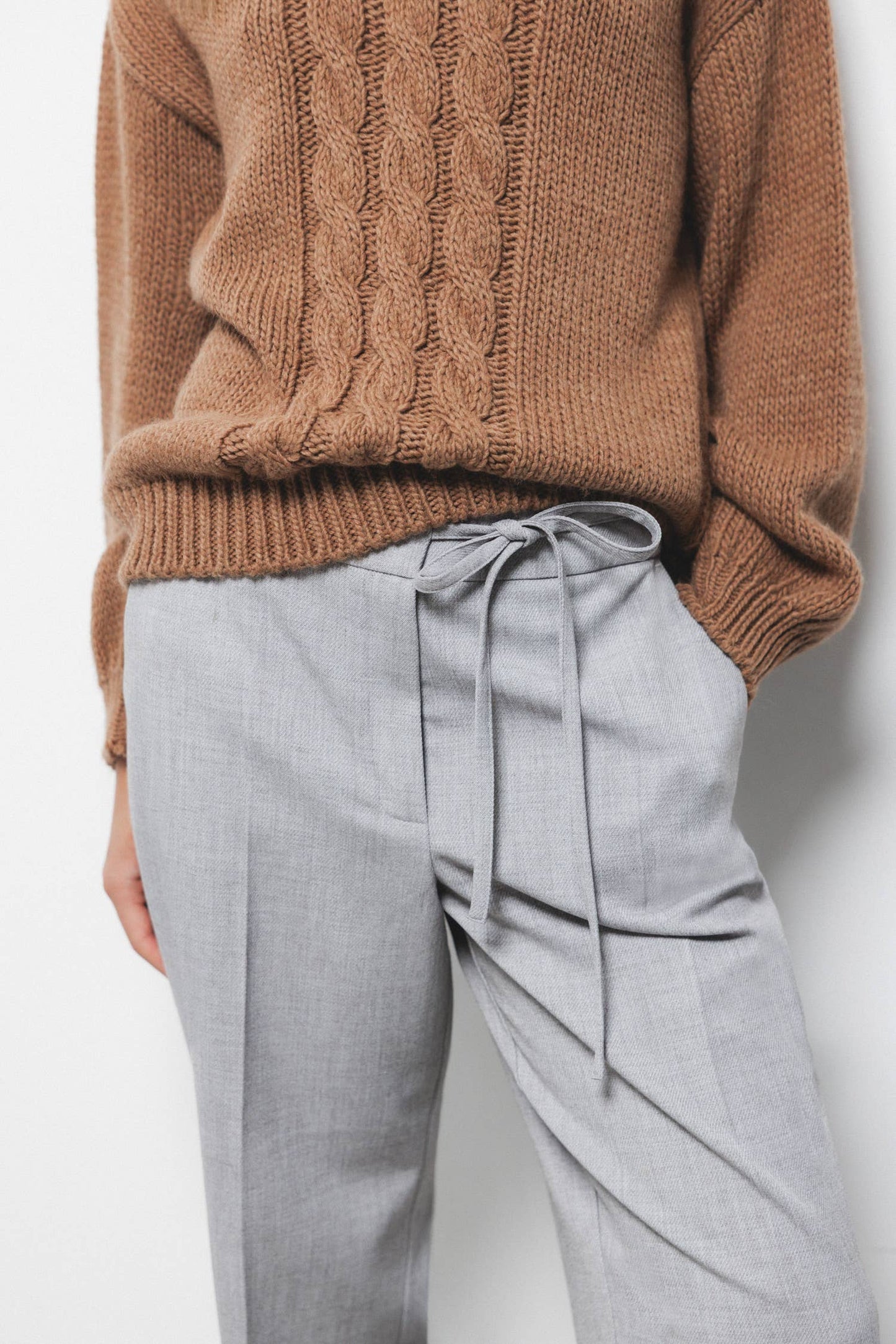 Pantaloni dritti con laccio in vita