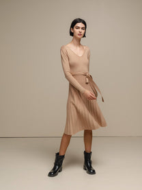 Abito midi in maglia lurex con gonna plissé e cintura