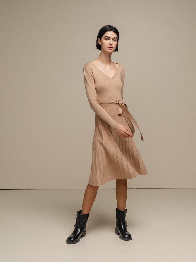 Abito midi in maglia lurex con gonna plissé e cintura
