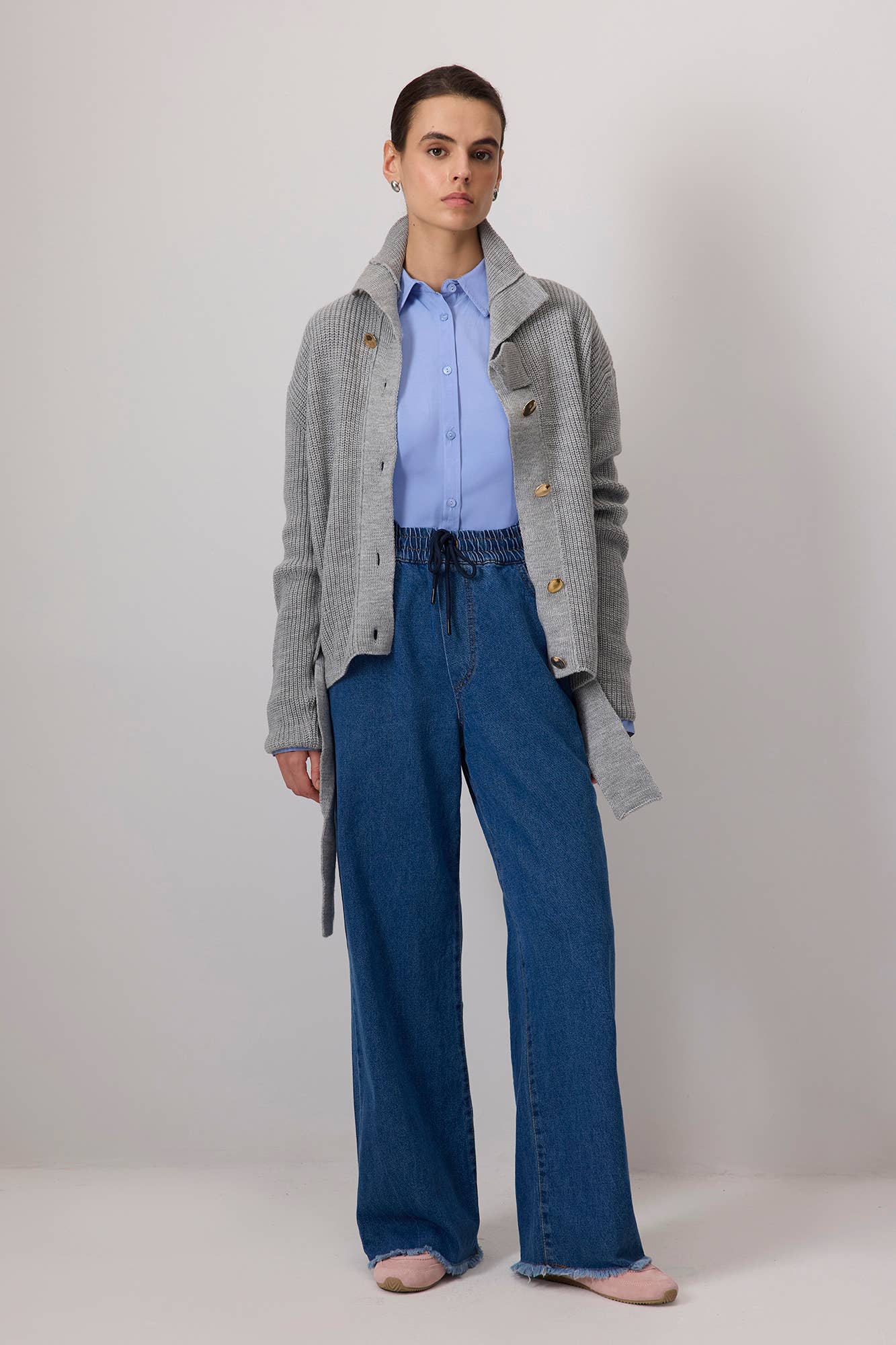 Jeans a gamba larga con vita elastica e orlo sfrangiato