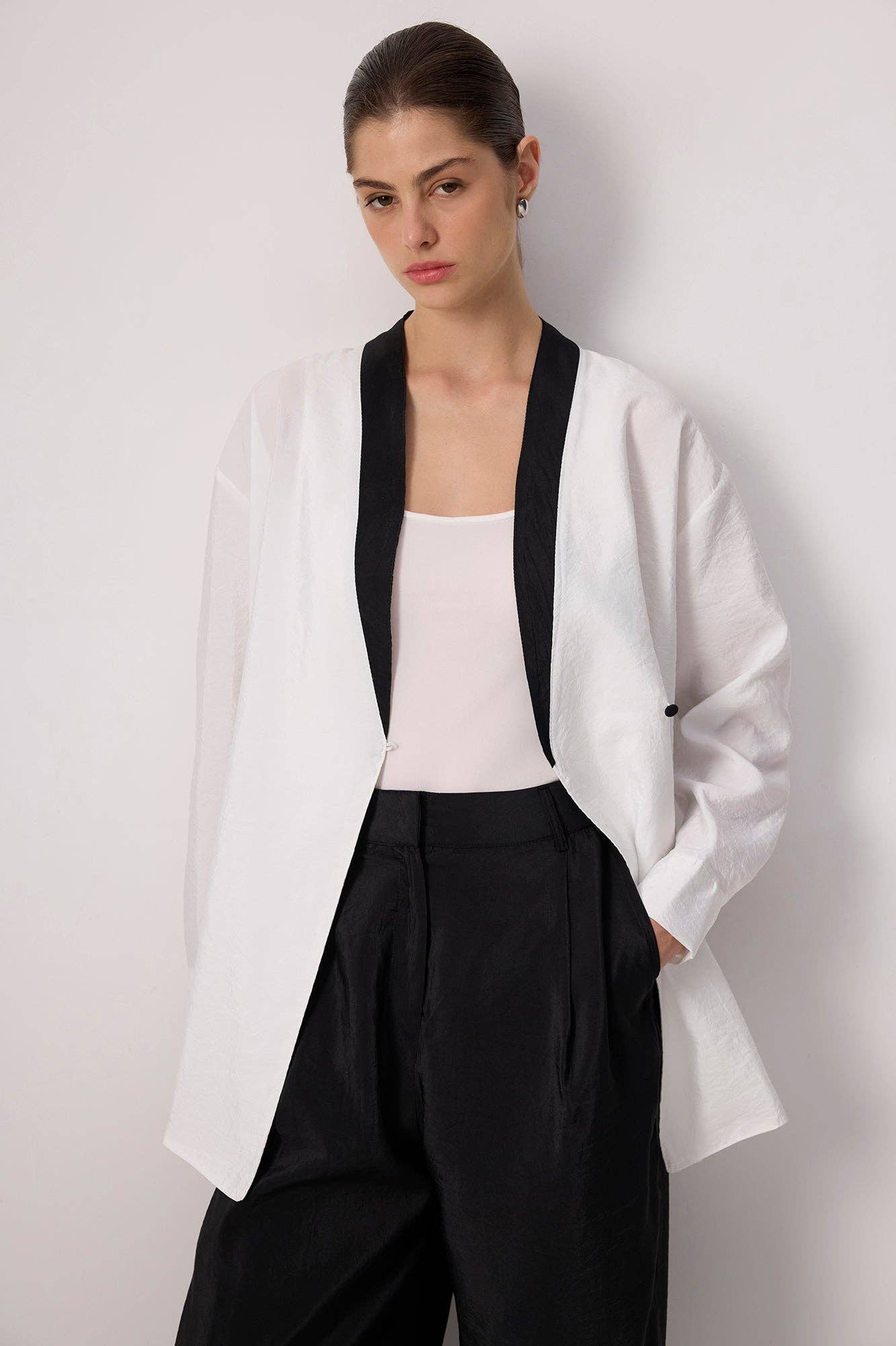 Blazer kimono bicolore bianco e nero con revers a contrasto